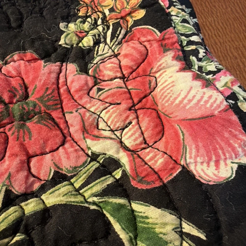Set Of 6 Black Pink Rose Floral Quilted Placemats Reversible Scalloped Trim EUC